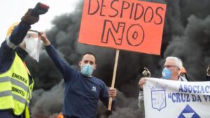 Un participante de la manifestación del comité de empresa de Alcoa