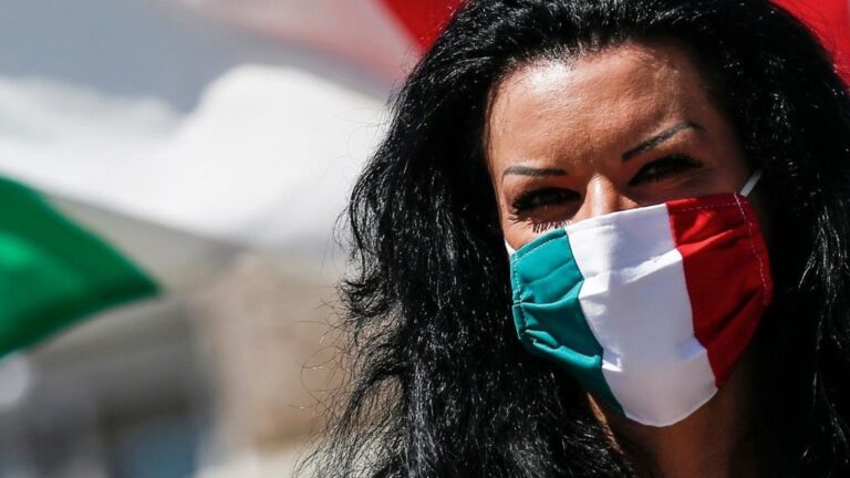 Una mujer con una mascarilla con la bandera de Italia