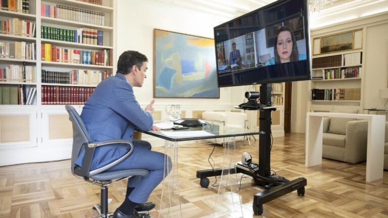 El presidente del Gobierno, Pedro Sánchez, durante una videoconferencia con la líder de Ciudadanos, Inés Arrimadas