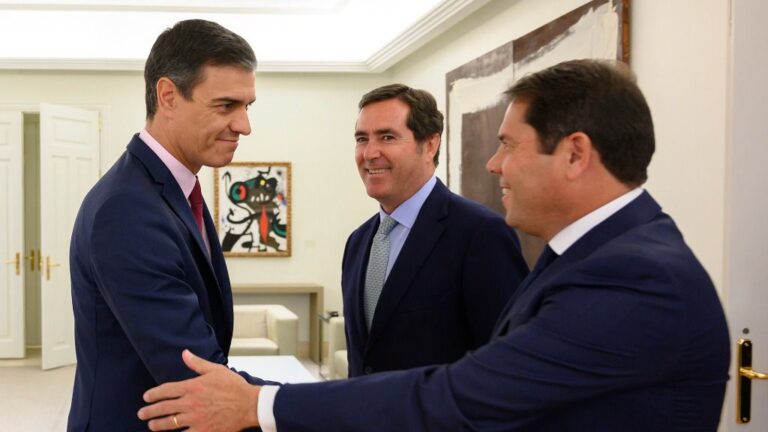 Pedro Sánchez, Antonio Garamendi y Gerardo Cuerva