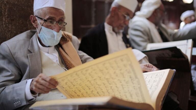 Un hombre con mascarilla reza en Saná yemen coronavirus