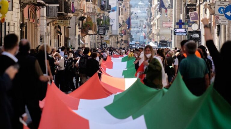 Bandera gigante en la vía del Corso en Roma durante la protesta antigubernamental convocada por la oposición italia coronavirus
