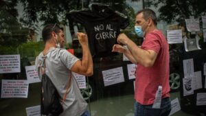 Varios trabajadores de Nissan cuelgan carteles como signo de protesta