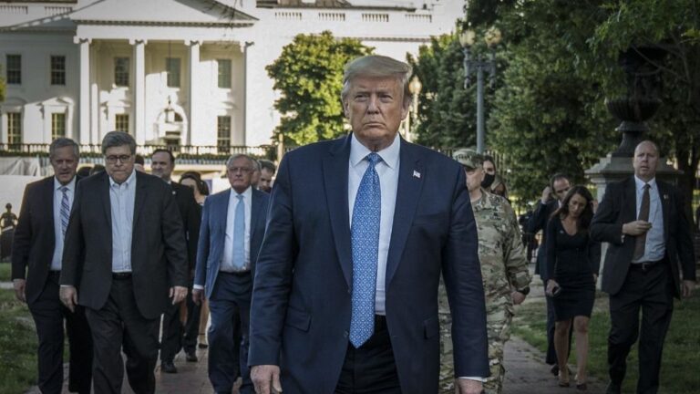 El presidente de Estados Unidos, Donald Trump, se dirige a la iglesia de Saint John desde la Casa Blanca