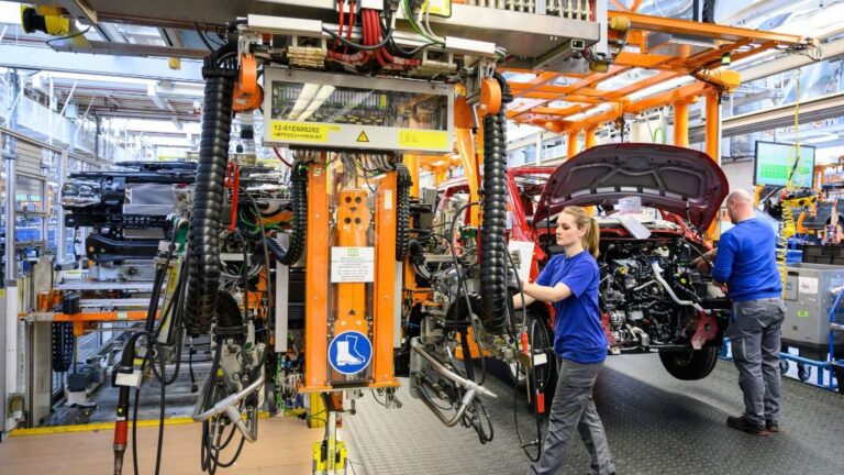 Trabajadores en la fábrica de vehículos industriales de Volkswagen en Hannover