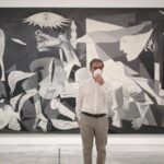 El director del Museo Nacional Centro de Arte Reina Sofía, Manuel Borja-Villel, posa junto al cuadro de Pablo Picasso 'Guernica'
