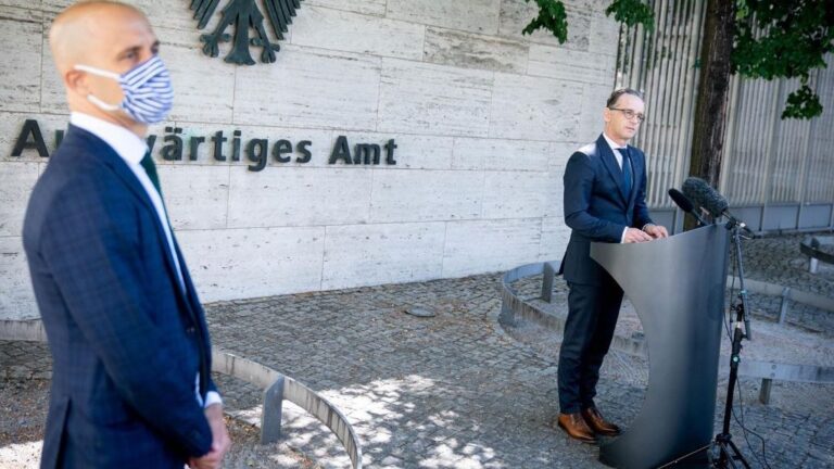 Heiko Maas en una rueda de prensa ante la sede del Ministerio de Asuntos Exteriores alemán alemania coronavirus