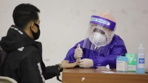 Un trabajador sanitario toma una muestra para una prueba de coronavirus en la localidad indonesia de Bandung