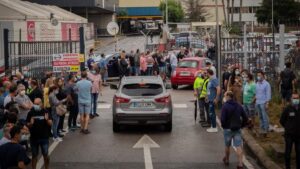 Marcha lenta de vehículos de los trabajadores de Nissan desde la planta de la Zona Franca