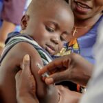 Vacunación de un niño contra el sarampión en República Democrática del Congo
