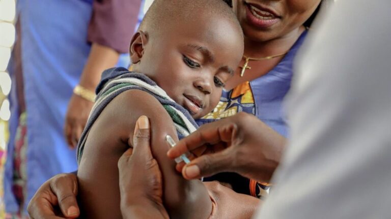 Vacunación de un niño contra el sarampión en República Democrática del Congo