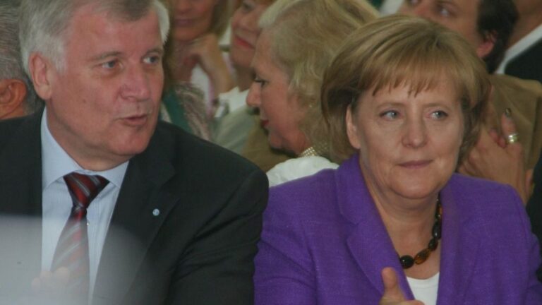 Horst Seehofer junto a Angela Merkel