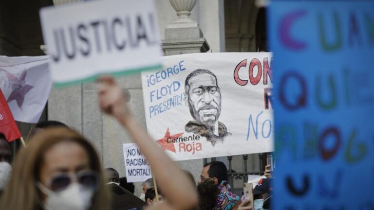 Concentración contra el racismo y en memoria de George Floyd frente a la Embajada de EEUU en Madrid
