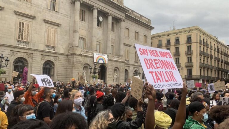 Concentración contra el racismo en la plaza Sant Jaume de Barcelona