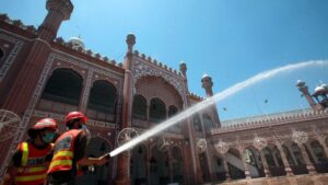 Trabajos de desinfección en una mezquita de Pakistán durante la pandemia de coronavirus