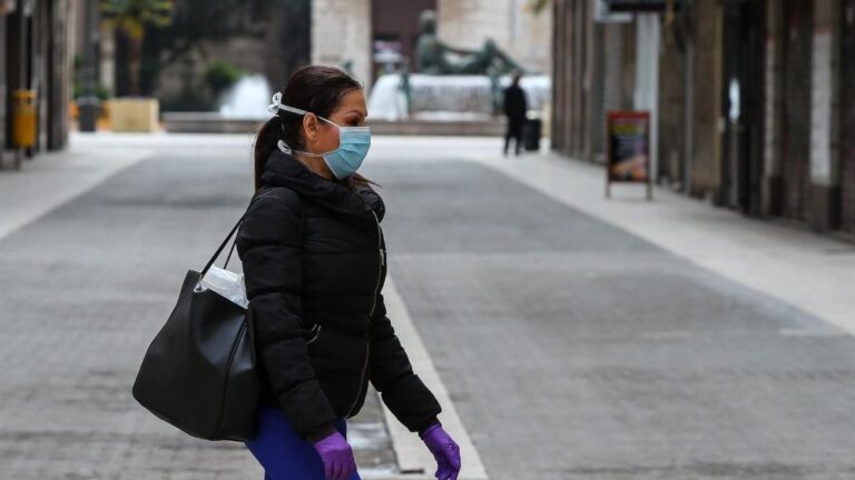 Imagen de recurso de una mujer con mascarilla por el coronavirus.