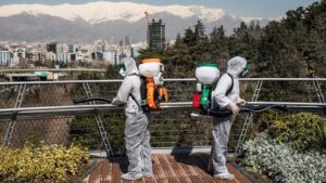 Trabajadores iraníes desinfectando un puente en Teherán