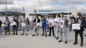 El comité de empresa de Volkswagen Navarra se concentra en apoyo de los trabajadores de Nissan y Alcoa.