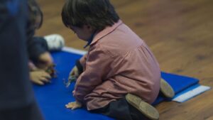 Niño jugando en un aula