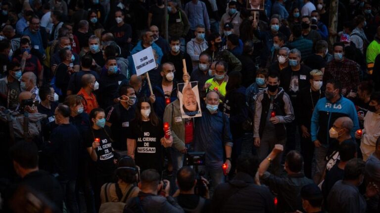 La marcha nocturna de los trabajadores de Nissan en Barcelona contra el cierre de las plantas en Catalunya