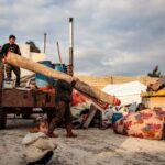 Sirios que escapan de la violencia en el sur de la provincia de Idlib, Siria, cargan una camioneta el 27 de diciembre de 2019