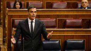 El presidente del Gobierno, Pedro Sánchez responde a la pregunta del líder del G.P. Popular, Pablo Casado, en la sesión de control.