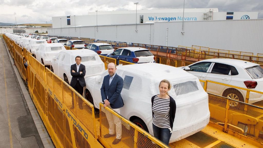 Los representantes de los operadores ferroviarios, Igone Lecea, gerente de zona y KAM de Transfesa Logistics, y Juan Pedro Jorquera, gerente de Cuenta Automoción de Pecovasa Renfe Mercancías, junto a Pablo Mendívil, de Volkswagen.