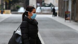 Imagen de recurso de una mujer con mascarilla por el coronavirus.