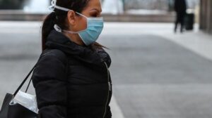 Imagen de recurso de una mujer con mascarilla por el coronavirus.