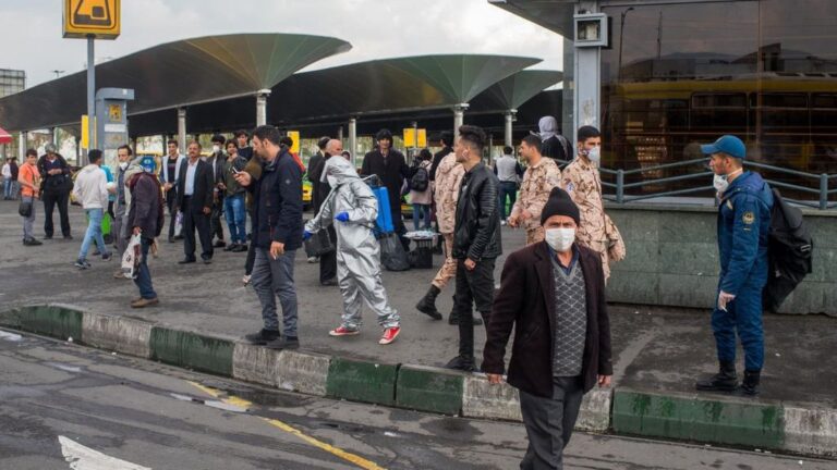 Personas con mascarillas y equipos de desinfección en Teherán