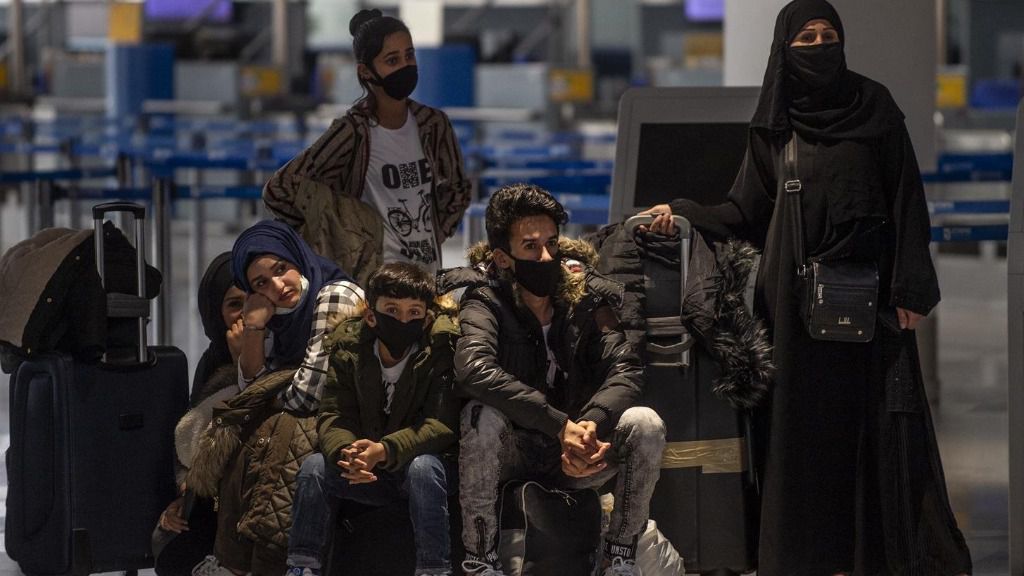 Migrantes y refugiado esperan para embarcar en Atenas rumbo a Londres