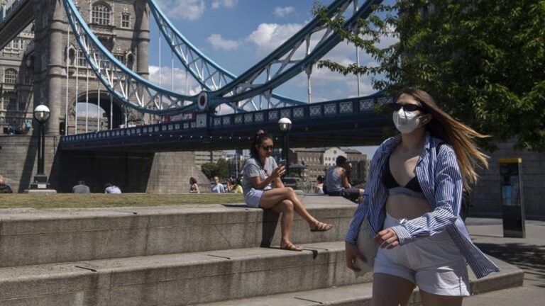 Ciudadanos pasean por Londres reino unido coronavirus
