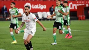 Lucas Ocampos celebra el primer gol en el derbi Sevilla