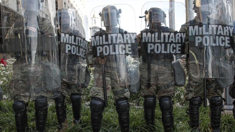 Fuerzas de seguridad estadounidenses en el Parque Lafayette, en las afueras de la Casa Blanca