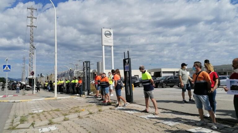 Los trabajadores de las empresas auxiliares de Nissan rodean la planta de la Zona Franca de Barcelona, el viernes 12 de junio de 2020.