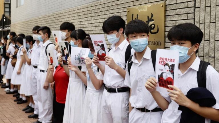 Cadena humana de estudiantes en Hong Kong