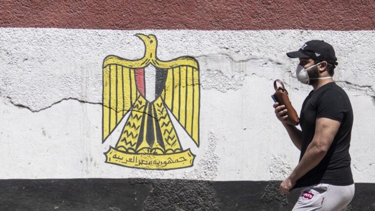 Un hombre con mascarilla en la capital de Egipto, El Cairo, durante la pandemia de coronavirus