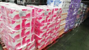 Pales de papel higiénico en un supermercado de Madrid