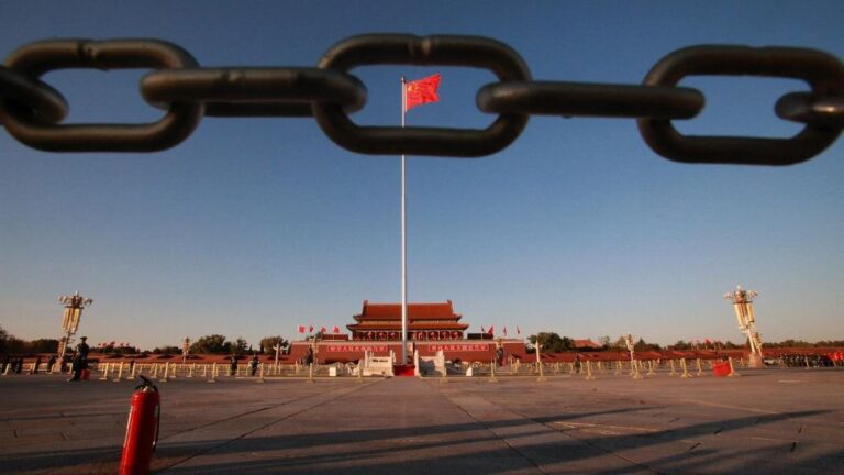 Bandera china ondeando en la plaza de Tiananmen de Pekín