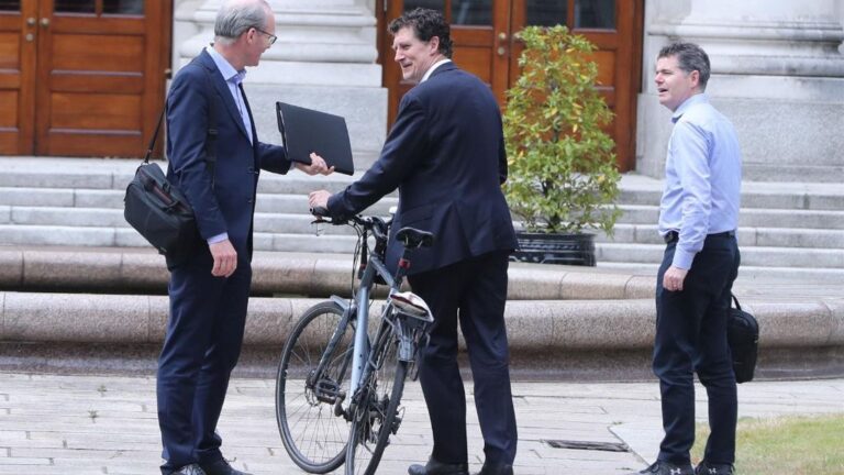 El ministro de Asuntos Exteriores de Irlanda, Simon Coveney (izqda); el líder del Partido Verde, Eamon Ryan (c); y el ministro de Finanzas y Gasto Público y Reforma, Paschal Donohoe (dcha)