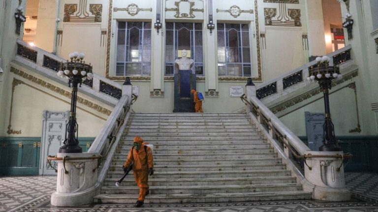 Trabajos de desinfección en una estación ferroviaria de San Petersburgo rusia coronavirus