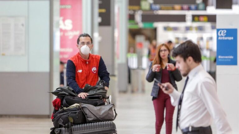 Pasajeros y trabajadores en el aeropuerto Adolfo Suarez-Madrid Barajas