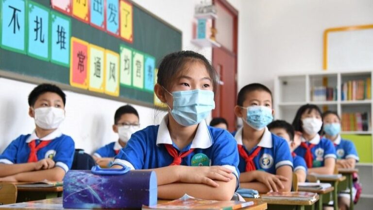 Niños chinos acuden a clase en Pekín china coronavirus