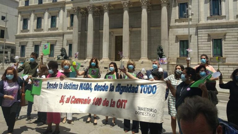 Una representación de las trabajadoras de hogar y cuidados a las puertas del Congreso de los Diputados