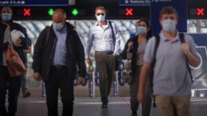 Pasajeros con mascarilla en la estación de Waterloo, en Londres