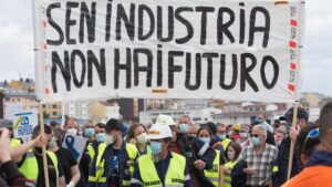 Trabajadores de Alcoa caminan por la calle con una pancarta en la que se lee 'Sen Industria Non Hay Futuro', durante una nueva manifestación en Foz, Lugo, Galicia