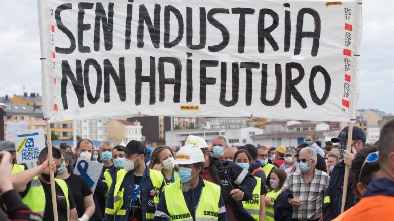 Trabajadores de Alcoa caminan por la calle con una pancarta en la que se lee 'Sen Industria Non Hay Futuro', durante una nueva manifestación en Foz, Lugo, Galicia