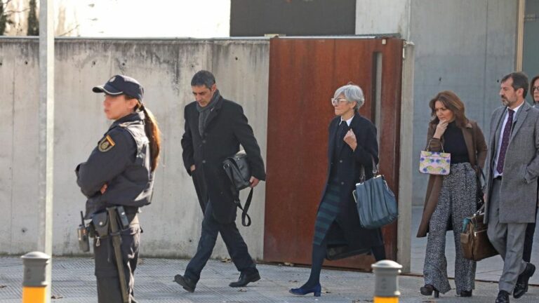 El mayor de los Mossos d’Esquadra, Josep Lluís Trapero, y su abogada, Olga Tubau, a su salida de la Audiencia Naciona