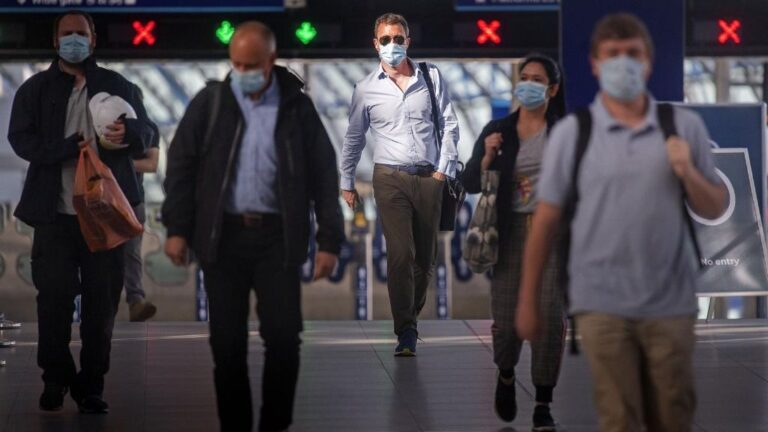 Pasajeros con mascarilla en la estación de Waterloo, en Londres