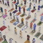 Rezos con distancia social en una mezquita de Bangladesh coronavirus